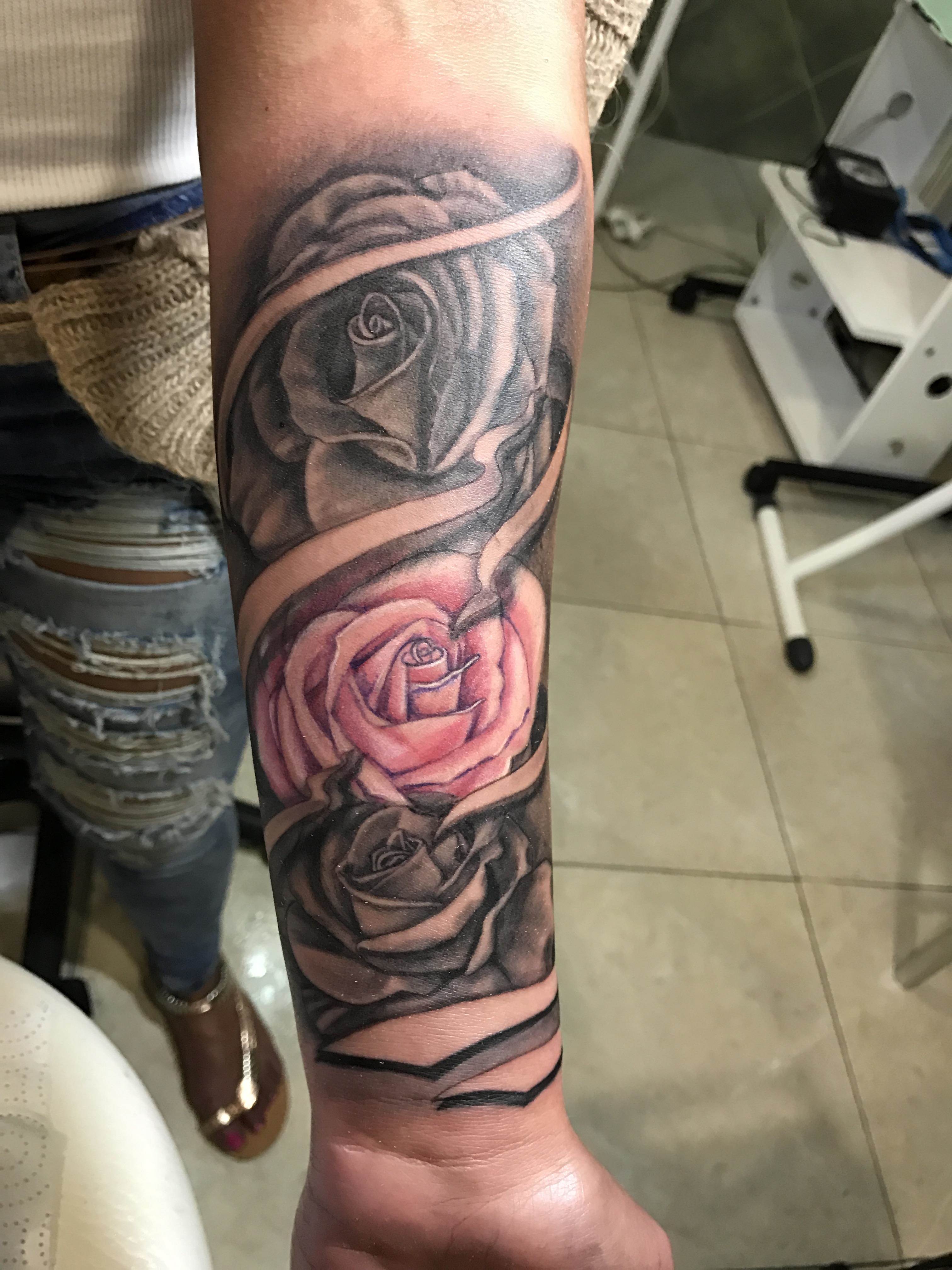 Tattoo Alicante - rosas color y negro