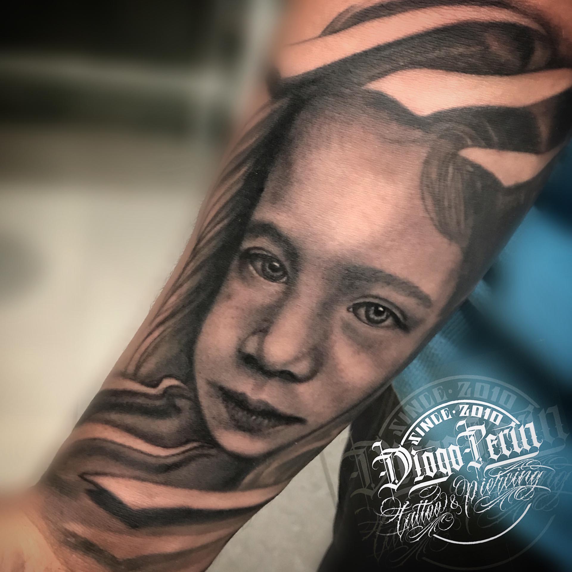 tatuaje retrato niña tattoo niña realistic tattoo realista alicante byn black and grey blanco y negro tatuaje alicante