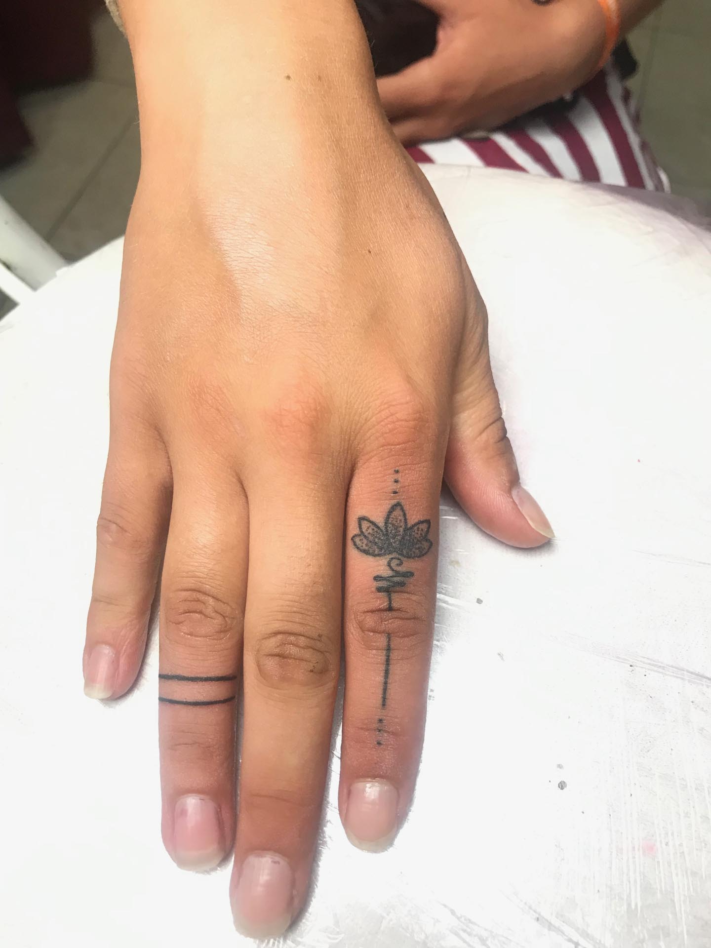 tatuaje dedos, unalume, lineas, tatuajes pequeños, alicante, santa pola